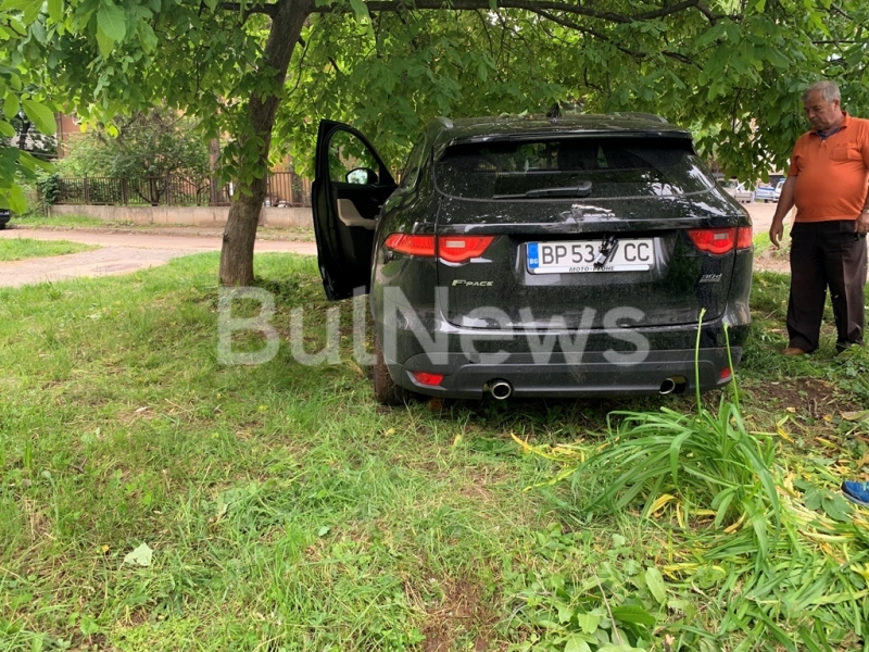Адвокат, спечелил 1 милион лева, бе премазан от лъскавия му джип "Ягуар" (СНИМКИ)