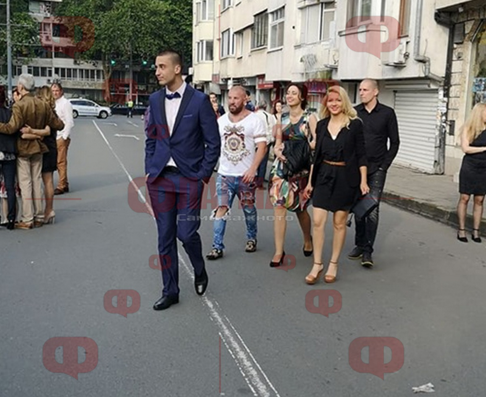 Динко скри шапката на бургаските абитуриенти! (СНИМКИ)