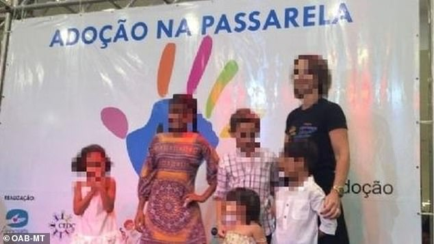 Отвратително! Накараха сирачета да дефилират като роби пред потенциални осиновители (СНИМКИ)