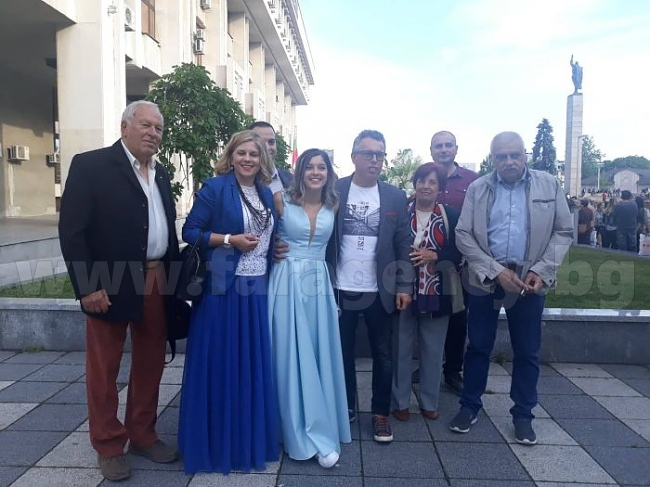 Дъщеря на прокурор и бивш радиоводещ стана приказно красива абитуриентка 