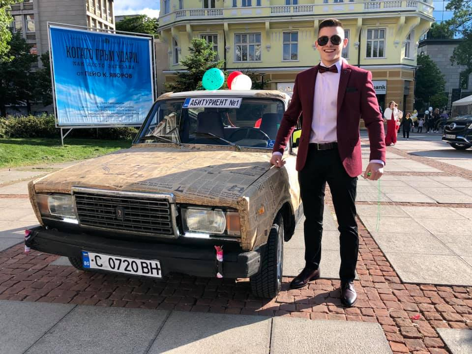 Цяла София говори за този абитуриент, който дойде на бала с... (СНИМКИ/ВИДЕО)