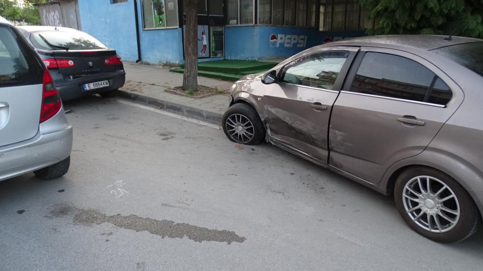 Сервитьорка заспа зад волана, блъсна два паркирани автомобила (СНИМКИ)
