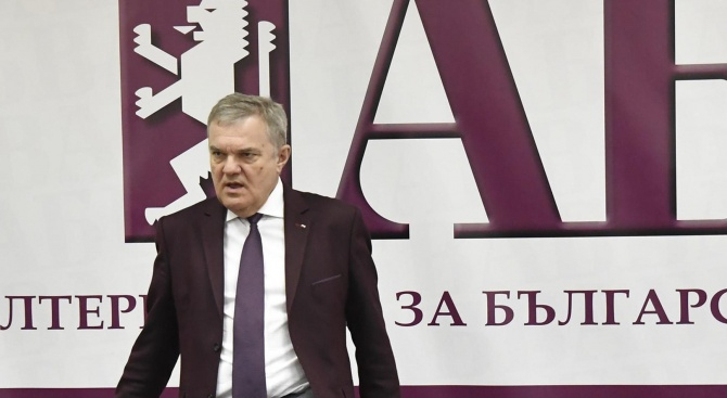 Румен Петков гласува с хартиена бюлетина