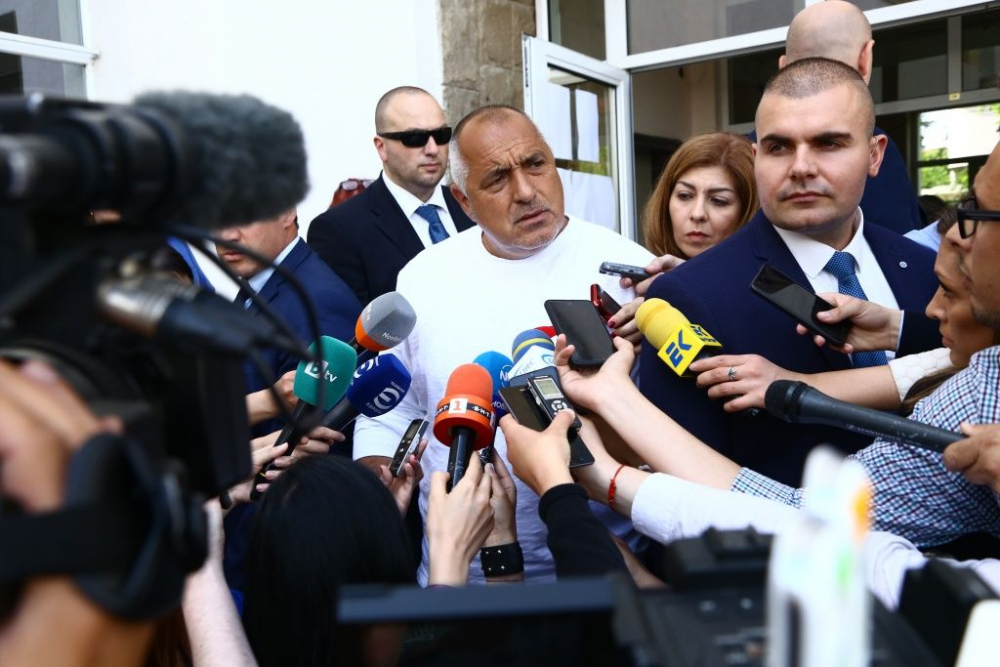 Първо в БЛИЦ TV: Борисов гласува и скочи на социолозите и президента (СНИМКИ)