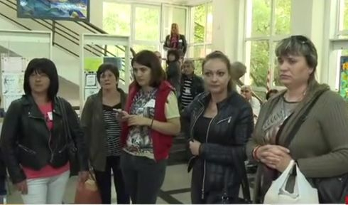 Кошмарна нощ във Враца! Членове на комисии припадаха, други спаха по автобуси