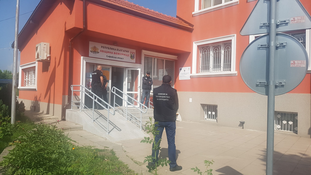 Първи подробности за удара на Спецпрокуратурата в Божурище (СНИМКИ)