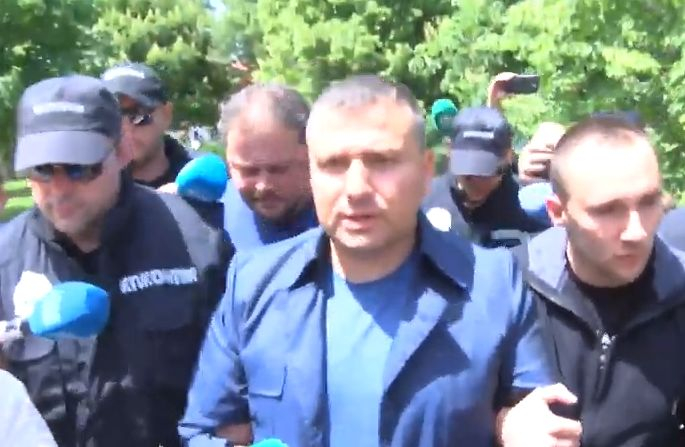 Оковаха кмета на Божурище в белезници, той твърди: Успешен съм!  (ВИДЕО)
