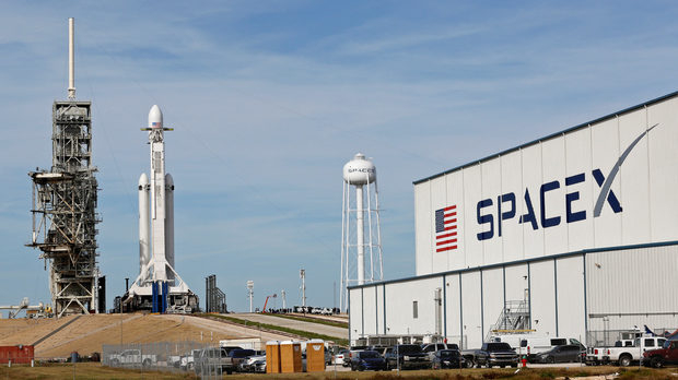 Камери на SpaceX засякоха навлизането на странен обект в атмосферата (СНИМКА)