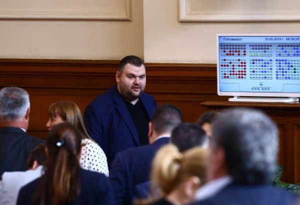 Делян Пеевски: Смятаме да внесем законопроекти за сваляне на ДДС на хляба и на лекарствата (СНИМКИ)