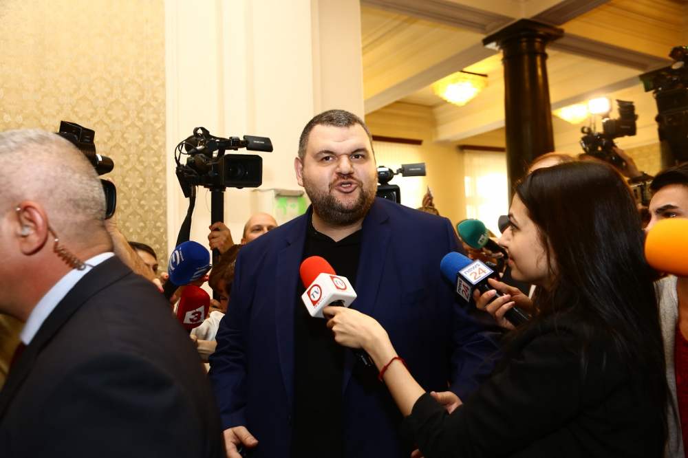 Пътуващият цирк на Цветан Василев с протестна клоунада срещу Пеевски