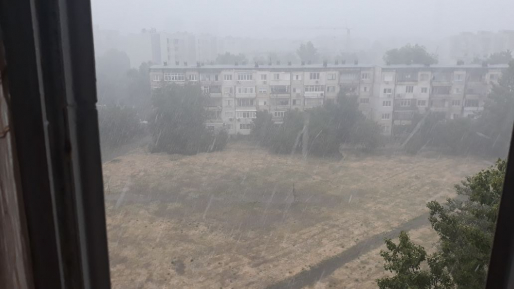 Небето над Пловдив се разцепи (ВИДЕО)