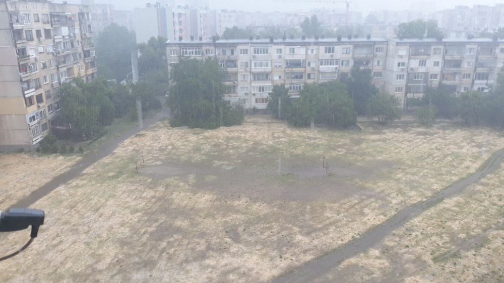 Небето над Пловдив се разцепи (ВИДЕО)