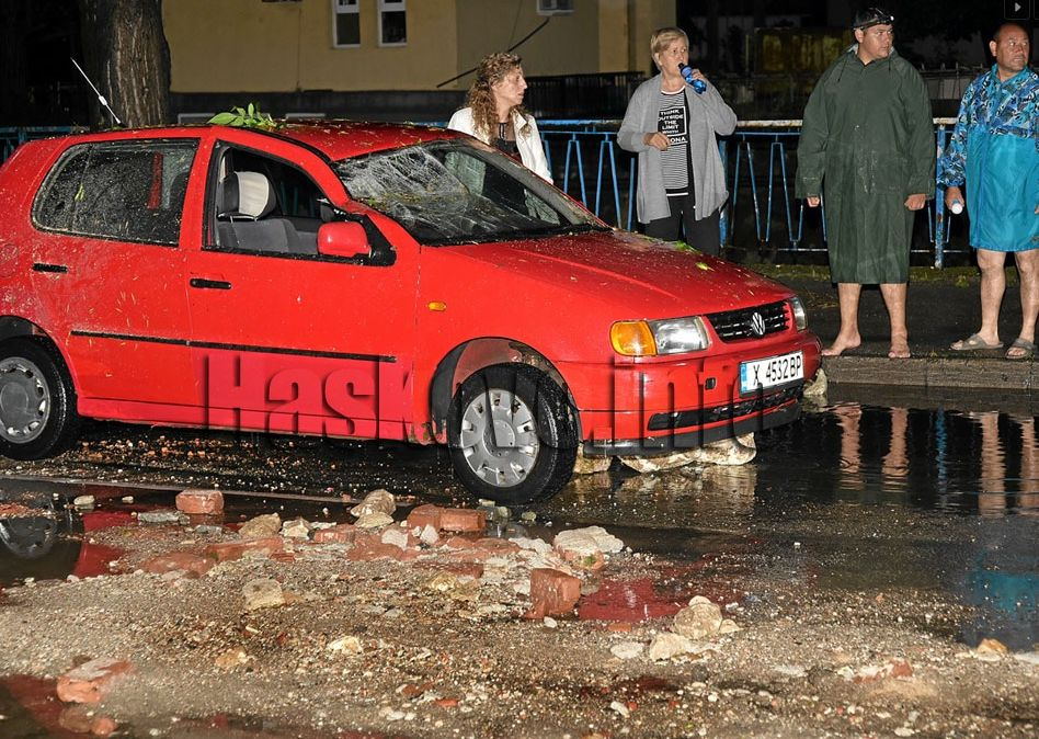 Апокалипсис в Хасково! Дъжд, градушка и мълнии, удариха града (СНИМКИ/ВИДЕО)