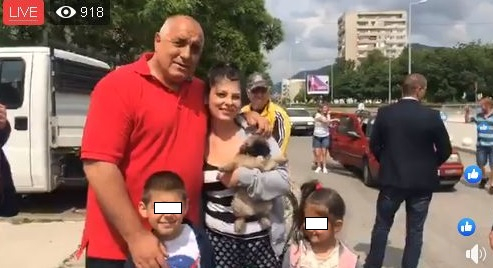 Млада майка наруши закона заради премиера (СНИМКИ/ВИДЕО)