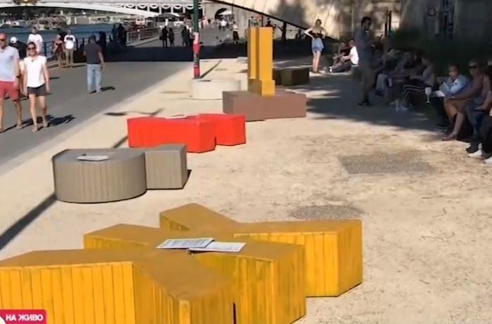 Българските букви като пейки в Париж до Сена  (ВИДЕО)