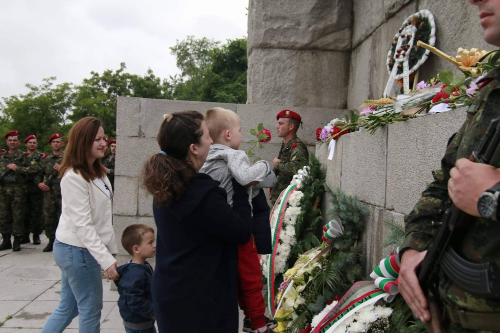 Стотици се поклониха пред Ботев в родния му град (СНИМКИ)