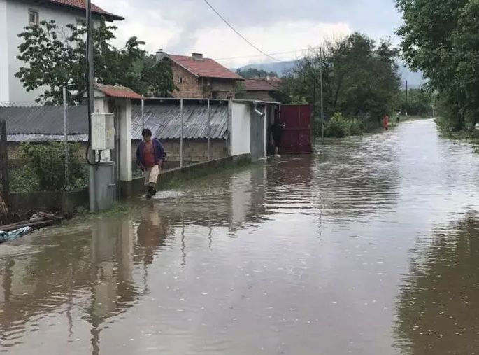 Река в Казанлъшко излезе от коритото си и сътвори страшен кошмар (СНИМКА)