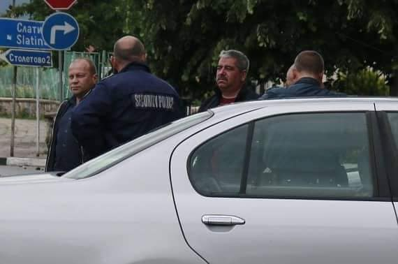 Десетки полицаи окупираха карловското село Кърнаре (СНИМКИ)