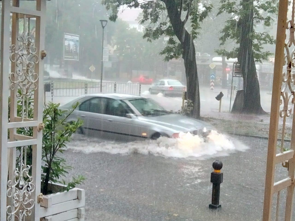 Нов порой удави Пловдив, водата е до фаровете на колите, ситуацията е апокалиптична! (СНИМКИ)