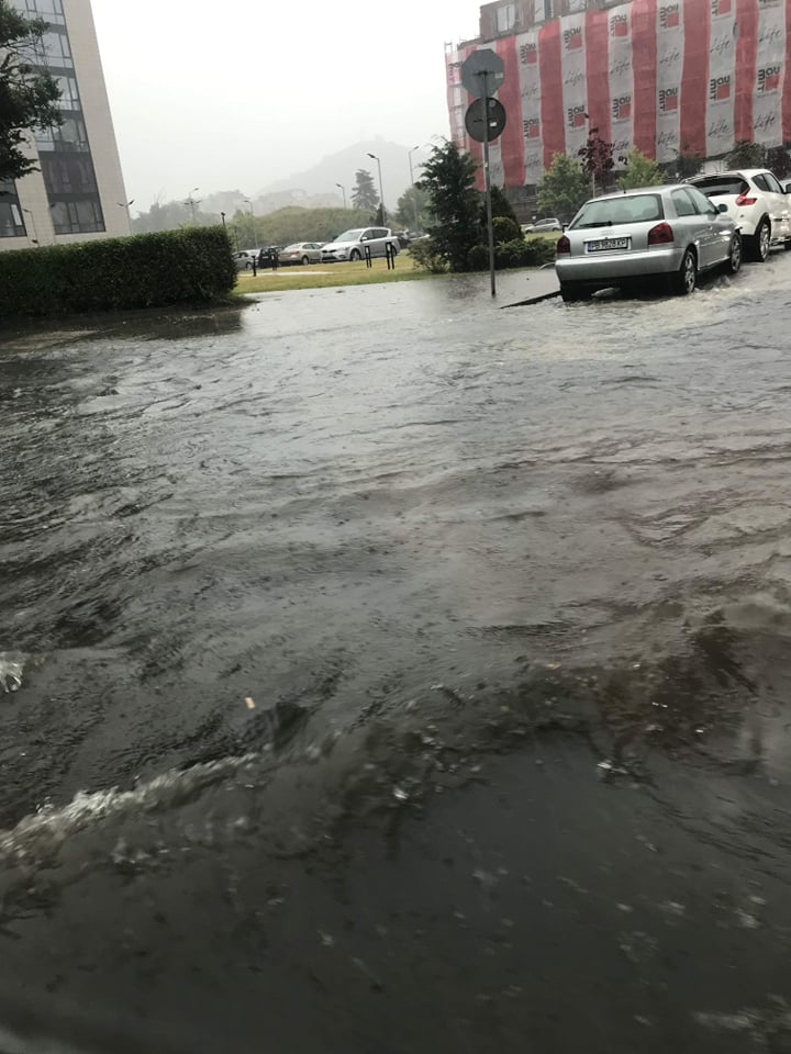 Нов порой удави Пловдив, водата е до фаровете на колите, ситуацията е апокалиптична! (СНИМКИ)