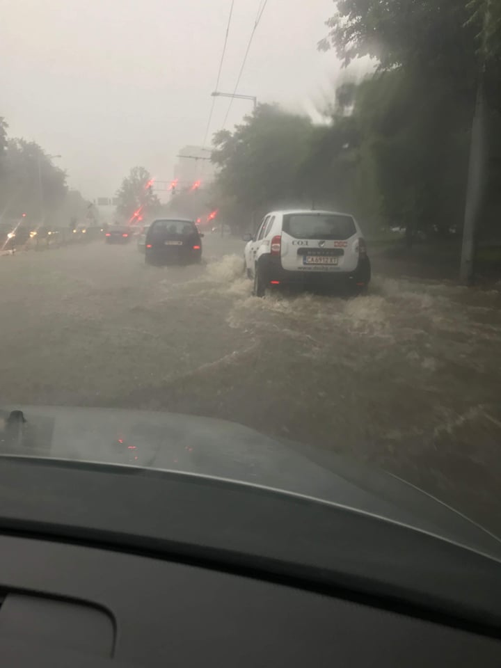 Нов порой удави Пловдив, водата е до фаровете на колите, ситуацията е апокалиптична! (СНИМКИ)