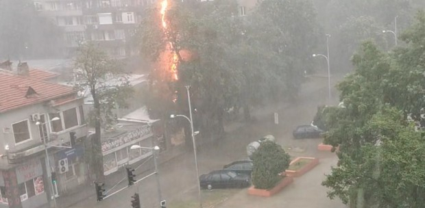 Страховит тътен и ярка светлина изправиха пловдивчани на нокти (УНИКАЛНО ВИДЕО)