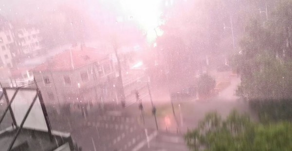 Страховит тътен и ярка светлина изправиха пловдивчани на нокти (УНИКАЛНО ВИДЕО)