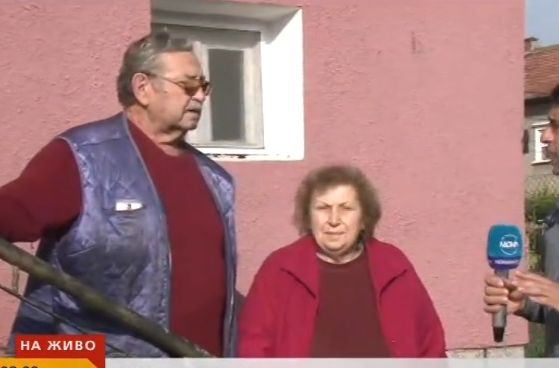 Къща на пенсионери, поразена два пъти от гръм нощес, стана на прах и пепел (СНИМКИ/ВИДЕО)