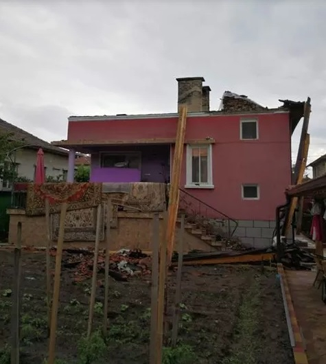 Къща на пенсионери, поразена два пъти от гръм нощес, стана на прах и пепел (СНИМКИ/ВИДЕО)