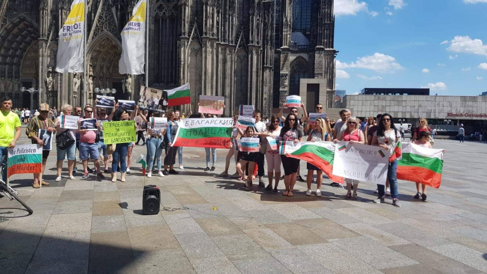 Само в БЛИЦ! И в Германия въстанаха срещу присъдата по делото Чората (СНИМКИ)