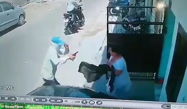 Бандит с пистолет се опита да обере жена, но попадна на грешния човек.... (ВИДЕО)  