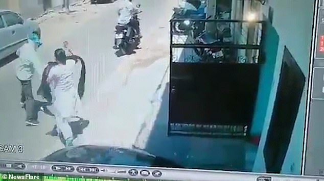 Бандит с пистолет се опита да обере жена, но попадна на грешния човек.... (ВИДЕО)  