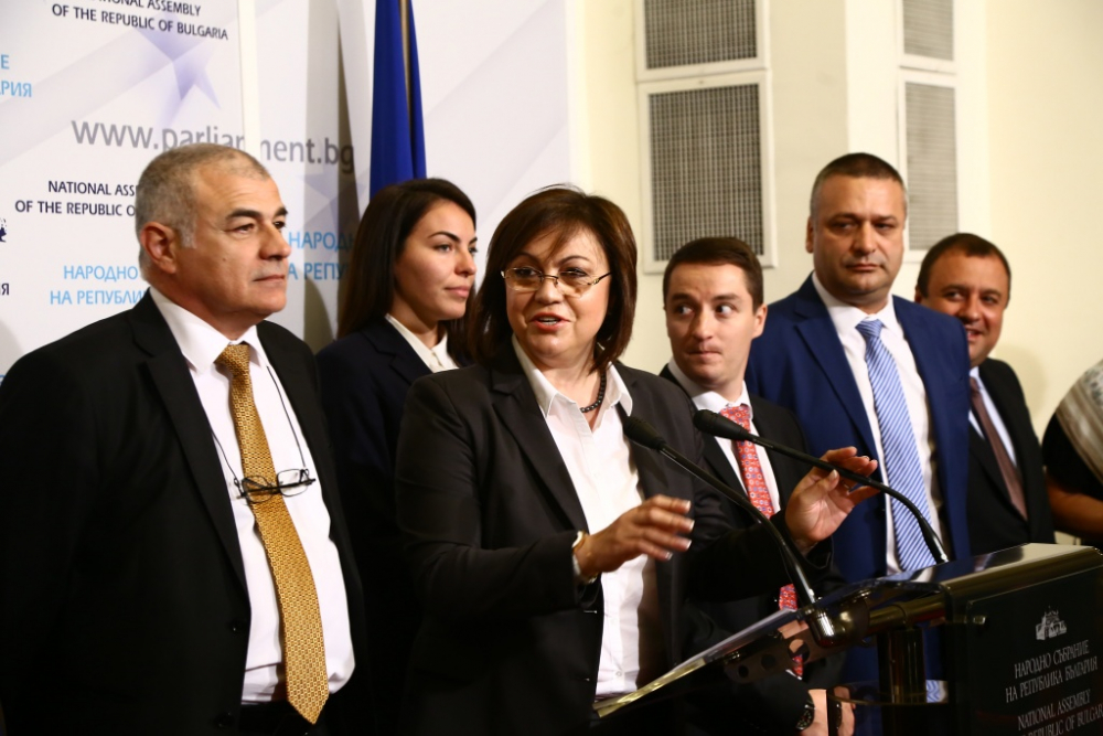Нинова захапа Борисов: Бившият член на БКП раздава през прозореца на джипа си пари!