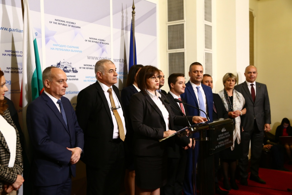 Нинова захапа Борисов: Бившият член на БКП раздава през прозореца на джипа си пари!