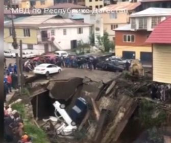 Зловещи КАДРИ: Мост се срути, повличайки коли в реката
