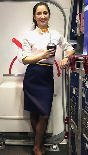 Стюардеса лесбийка от “Ryanair” и любовницата ѝ пребити в автобус в Лондон (СНИМКИ 18+)