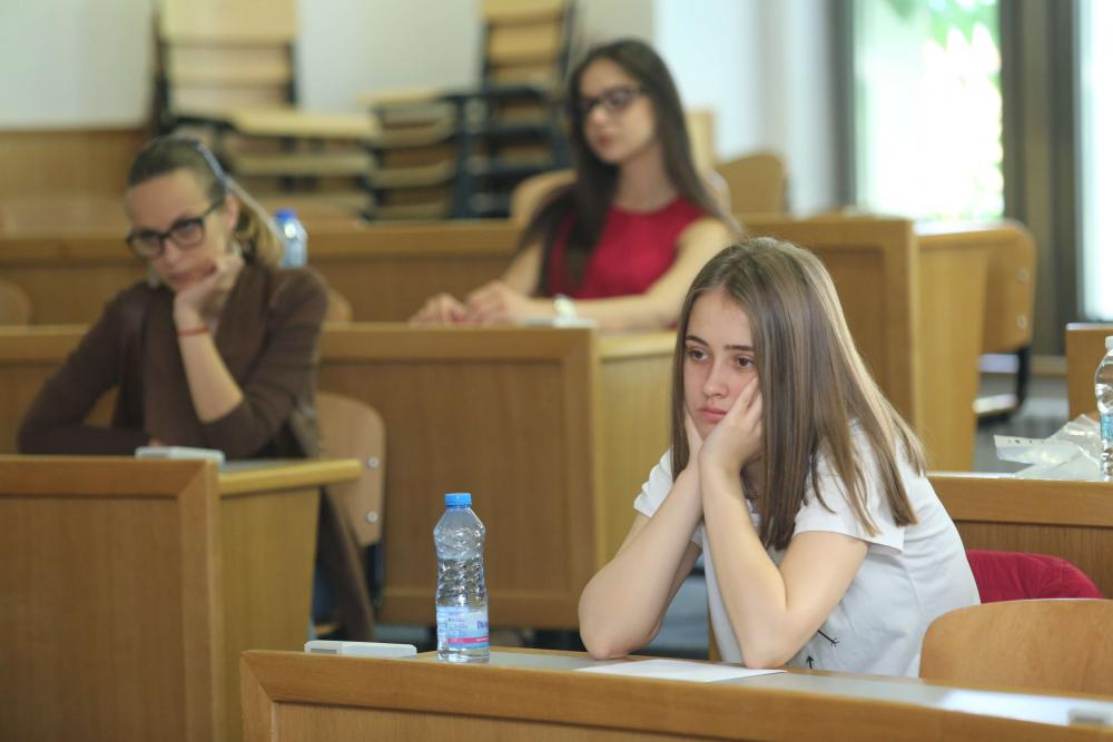 Ето какво се падна на изпита по БЕЛ в СУ (СНИМКИ)