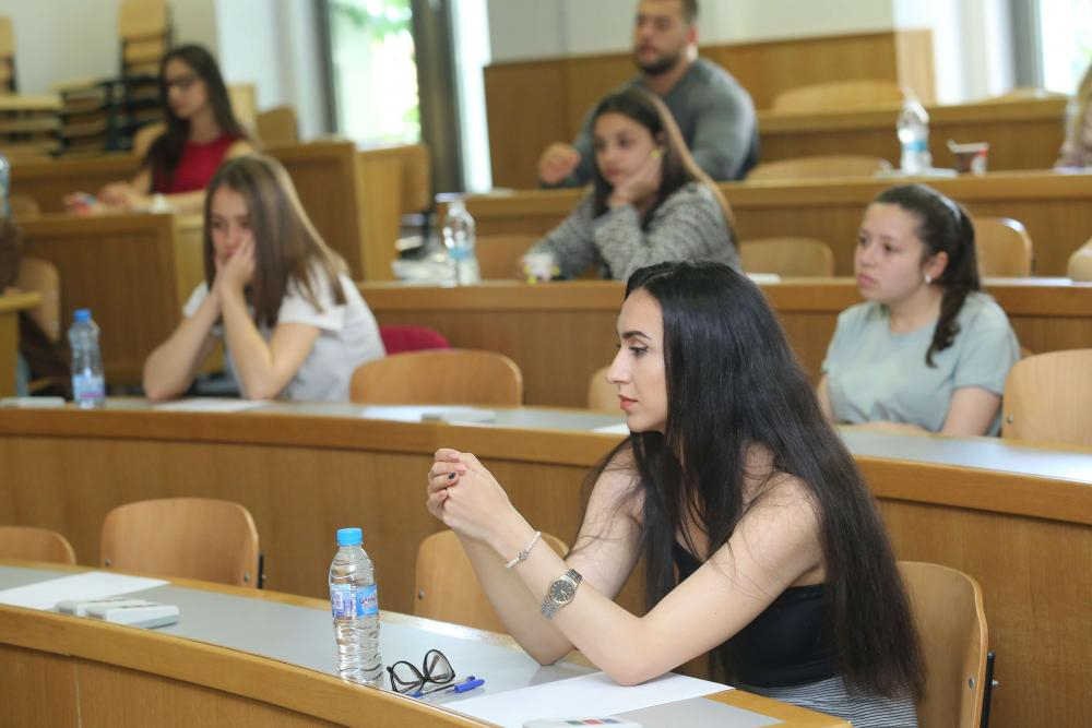 Ето какво се падна на изпита по БЕЛ в СУ (СНИМКИ)