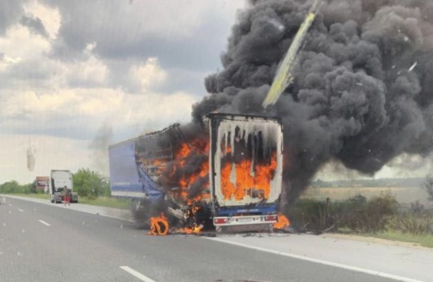 На АМ „Тракия” е страшно! Черни облаци дим се издигат над аутобана (НОВИ СНИМКИ)