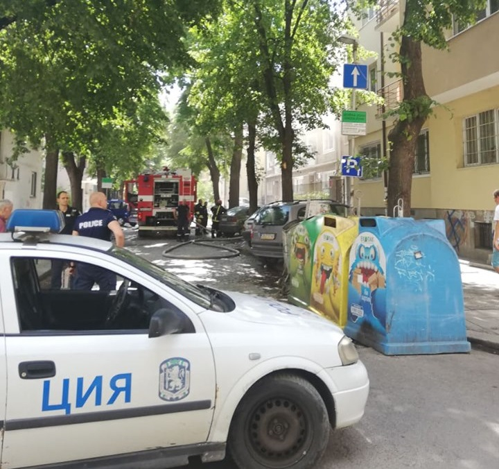 Само в БЛИЦ! Огнен ад като на кино в центъра на София, вадят хора през прозорците (СНИМКИ)