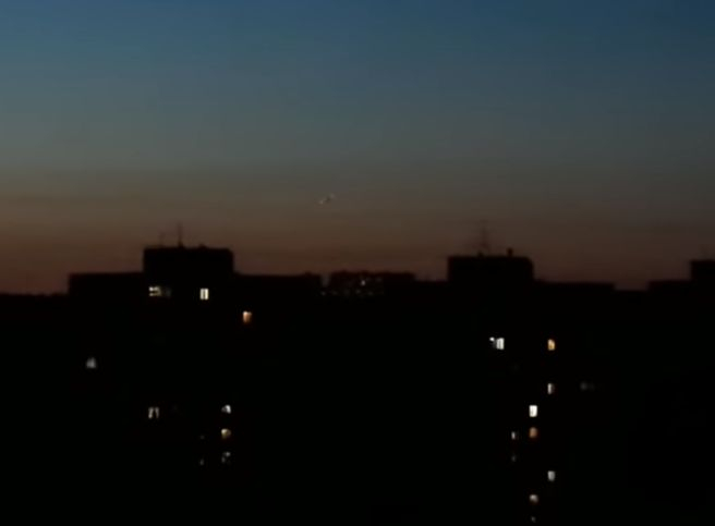 Мъж излезе на балкона и се хвана за главата от видяното в небето (ВИДЕО)