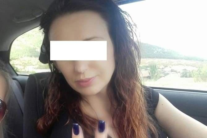Ето я засуканата банкова служителка, ограбила офиса с любовника си в Карлово