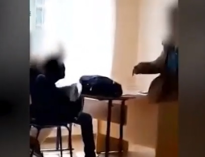 Потресаващо ВИДЕО: Учителка налага с кошче за боклук ученици, но само тя ли е виновна 