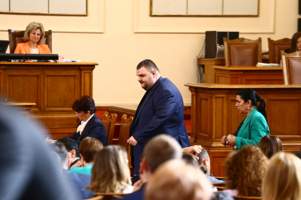 Пореден жест: Делян Пеевски дари 44 000 лева на учени от БАН, работещи по лек срещу COVID-19