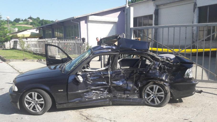 Първи СНИМКИ на размазаното БМВ ковчег, погребало трима младежи край Неделино