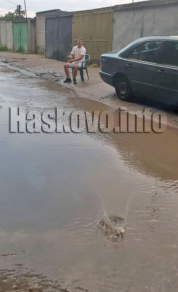 Пороят в Хасково съсипа театъра, хората извадиха въдиците (СНИМКИ)