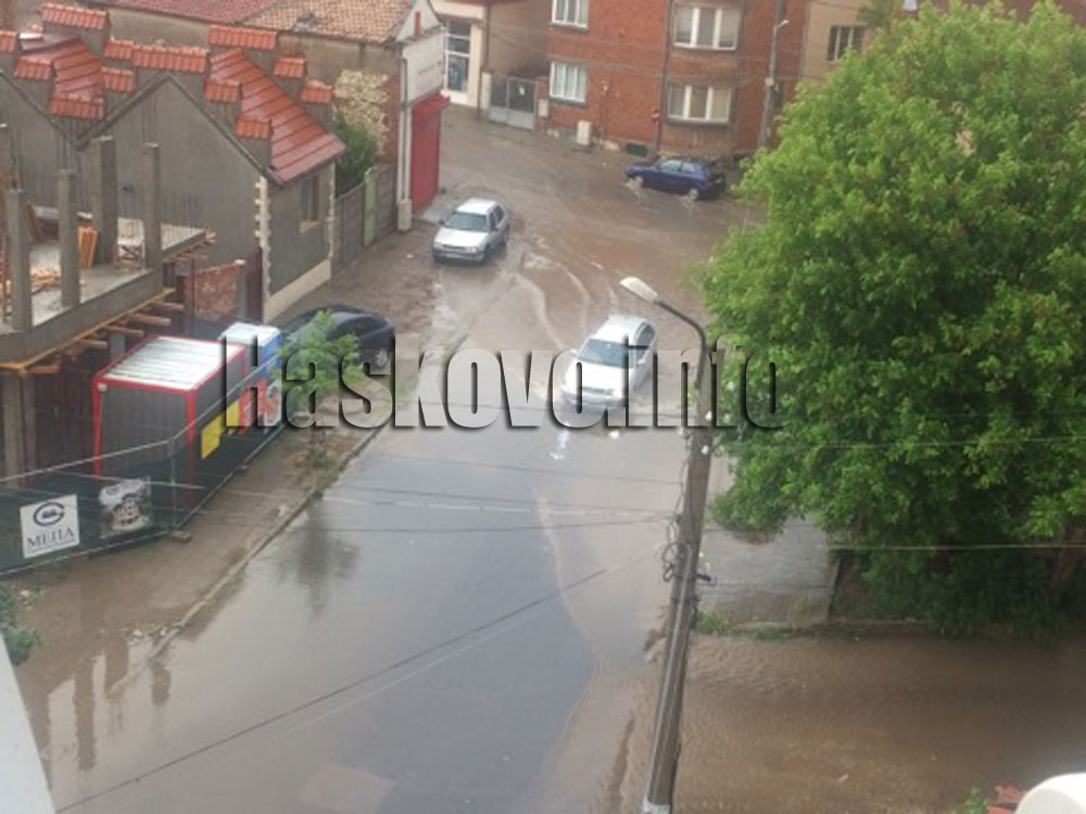 Пороят в Хасково съсипа театъра, хората извадиха въдиците (СНИМКИ)