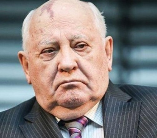 Горбачов гасне, заживя в болница