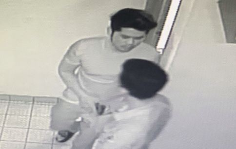 Извратеняк се навря в женската тоалетна с телефон в ръка и... (ВИДЕО)