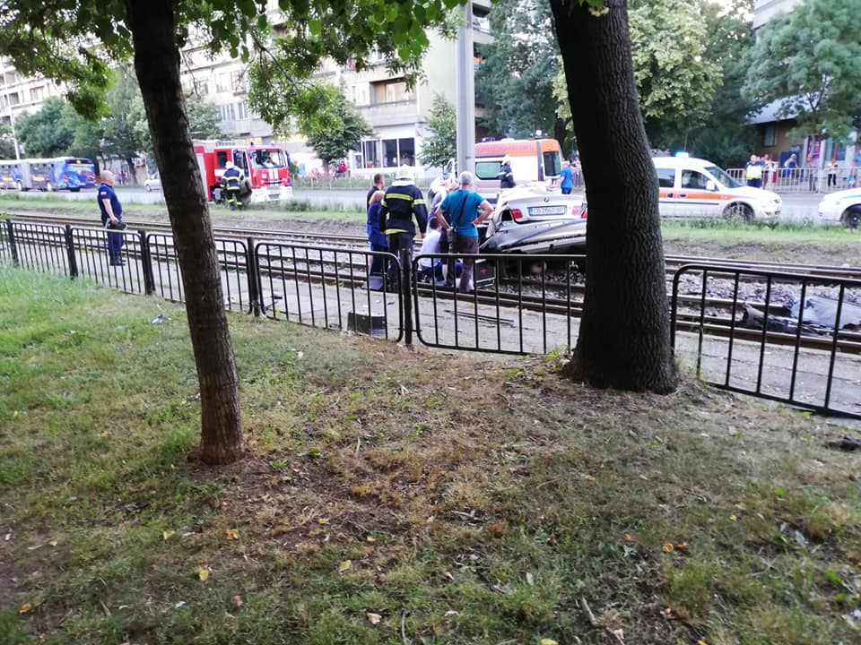 Извънредно и първо в БЛИЦ! Брутално верижно меле на столично кръстовище, жена бере душа, хвърчат линейки! (СНИМКИ)
